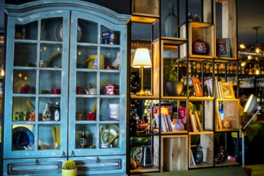 Biblioteczka, która pochłania bas: regulowane półki Helmholtza do salonu (DIY bez pianek)