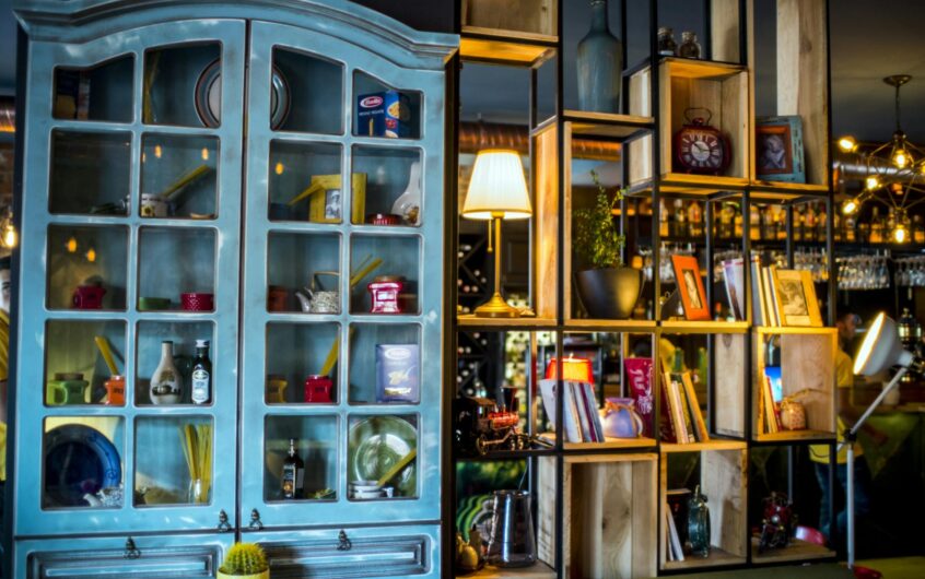 Biblioteczka, która pochłania bas: regulowane półki Helmholtza do salonu (DIY bez pianek)