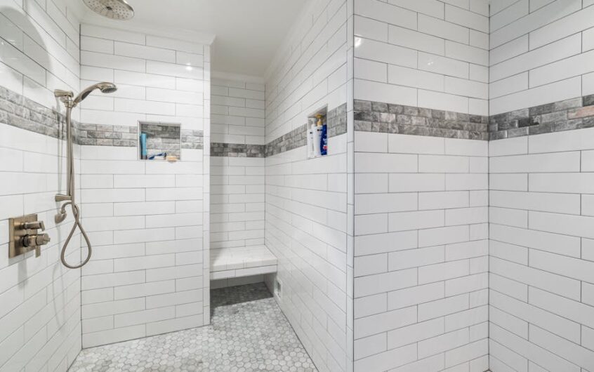 Prysznic walk-in w bloku bez brodzika: jak zrobić to dobrze i legalnie