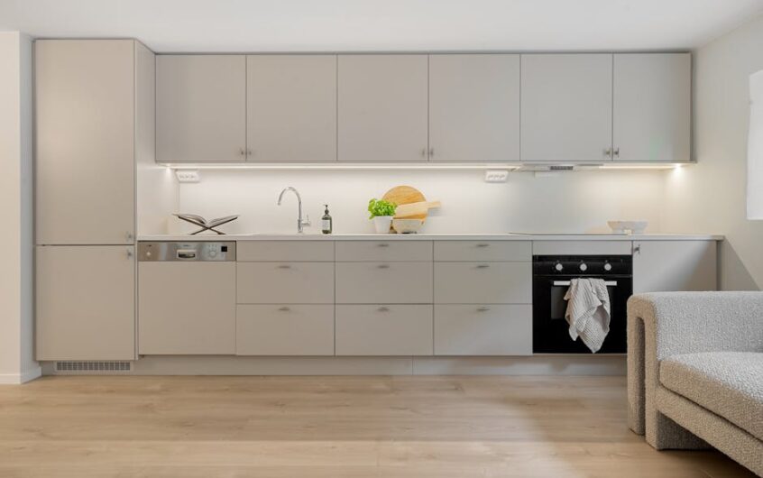 Fronty fornirowane na stary korpus kuchni: wymiana krok po kroku