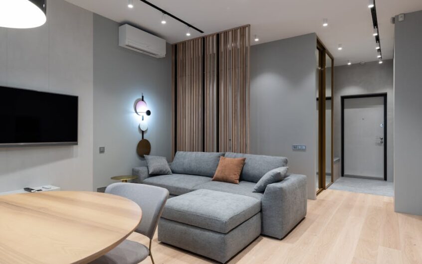 Ściana TV z lamelami: montaż panelu, prowadzenie kabli i uchwyt VESA krok po kroku