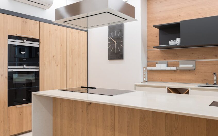 Blat kuchenny z kompaktu HPL: cięcie, montaż i zlew podwieszany krok po kroku