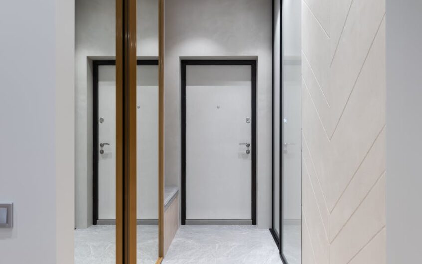 Wyciszenie drzwi wejściowych w bloku: materiały, montaż i realne efekty