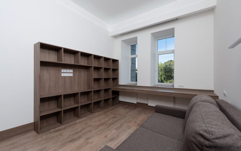 Parapet wewnętrzny z aglomarmuru: pomiar, obróbka i montaż krok po kroku