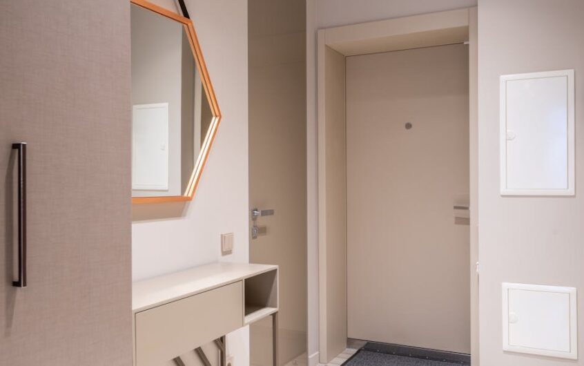 Nakładki renowacyjne na stare futryny: pomiar i montaż w bloku krok po kroku